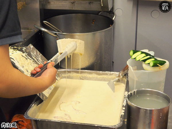 炸沏販： 炸沏販炸食專門，朝陽科大人氣美食，雞排酥脆入味，蔬菜選擇性多，好多人排隊阿～