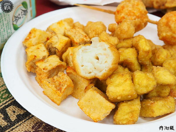 炸沏販： 炸沏販炸食專門，朝陽科大人氣美食，雞排酥脆入味，蔬菜選擇性多，好多人排隊阿～