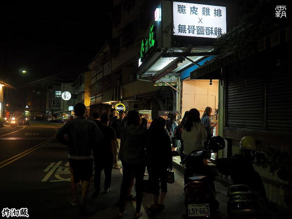 炸沏販： 炸沏販炸食專門，朝陽科大人氣美食，雞排酥脆入味，蔬菜選擇性多，好多人排隊阿～