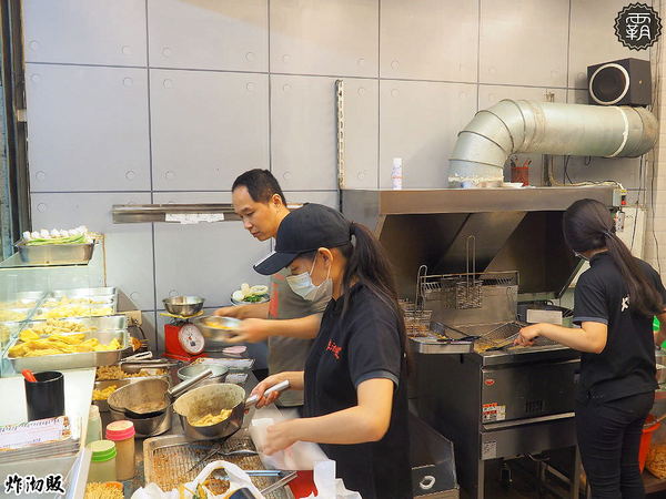 炸沏販： 炸沏販炸食專門，朝陽科大人氣美食，雞排酥脆入味，蔬菜選擇性多，好多人排隊阿～