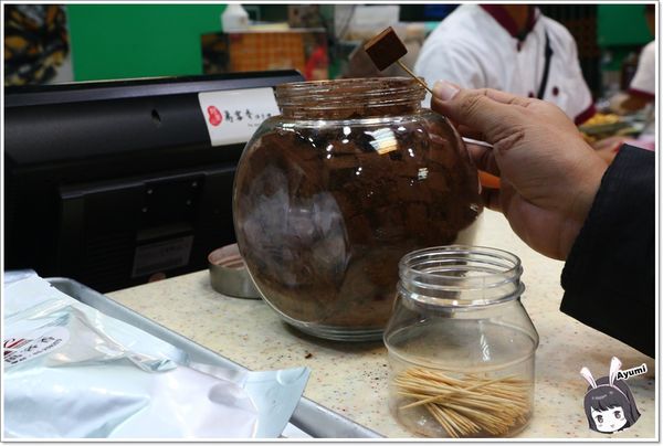 萬客香伴手禮:♥嘉義阿里山伴手禮♥來萬客香免費吃手工牛軋餅喝咖啡、推薦必買:牛軋餅/椰子球,旁邊還有天長地久橋,快來阿里山好玩又好吃喔~