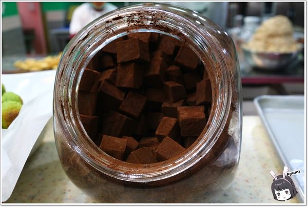 萬客香伴手禮:♥嘉義阿里山伴手禮♥來萬客香免費吃手工牛軋餅喝咖啡、推薦必買:牛軋餅/椰子球,旁邊還有天長地久橋,快來阿里山好玩又好吃喔~