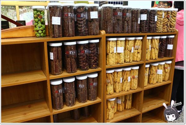 萬客香伴手禮:♥嘉義阿里山伴手禮♥來萬客香免費吃手工牛軋餅喝咖啡、推薦必買:牛軋餅/椰子球,旁邊還有天長地久橋,快來阿里山好玩又好吃喔~