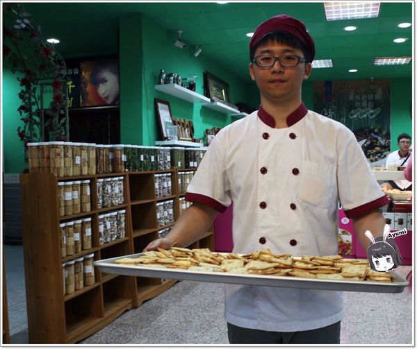 萬客香伴手禮:♥嘉義阿里山伴手禮♥來萬客香免費吃手工牛軋餅喝咖啡、推薦必買:牛軋餅/椰子球,旁邊還有天長地久橋,快來阿里山好玩又好吃喔~