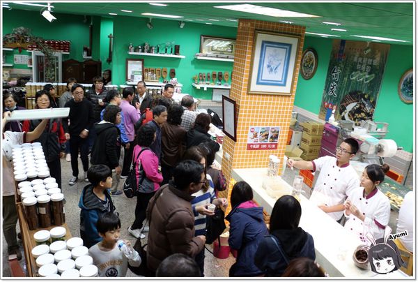 萬客香伴手禮:♥嘉義阿里山伴手禮♥來萬客香免費吃手工牛軋餅喝咖啡、推薦必買:牛軋餅/椰子球,旁邊還有天長地久橋,快來阿里山好玩又好吃喔~