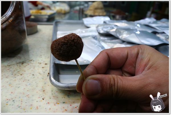 萬客香伴手禮:♥嘉義阿里山伴手禮♥來萬客香免費吃手工牛軋餅喝咖啡、推薦必買:牛軋餅/椰子球,旁邊還有天長地久橋,快來阿里山好玩又好吃喔~