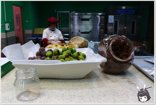 萬客香伴手禮:♥嘉義阿里山伴手禮♥來萬客香免費吃手工牛軋餅喝咖啡、推薦必買:牛軋餅/椰子球,旁邊還有天長地久橋,快來阿里山好玩又好吃喔~