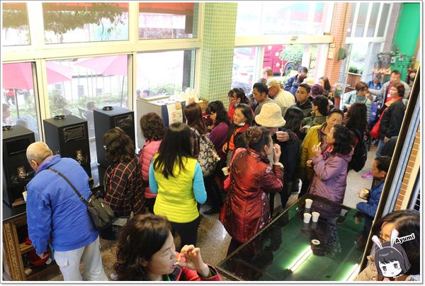 萬客香伴手禮:♥嘉義阿里山伴手禮♥來萬客香免費吃手工牛軋餅喝咖啡、推薦必買:牛軋餅/椰子球,旁邊還有天長地久橋,快來阿里山好玩又好吃喔~