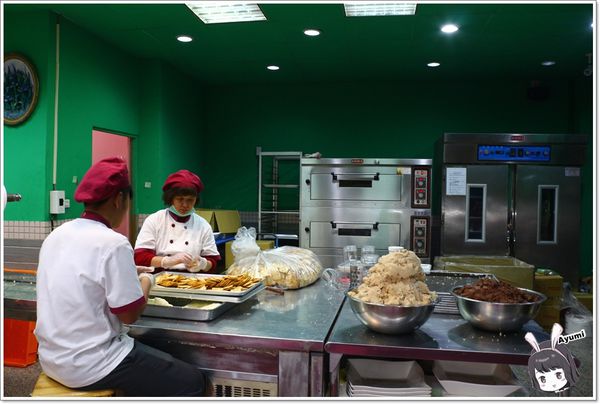 萬客香伴手禮:♥嘉義阿里山伴手禮♥來萬客香免費吃手工牛軋餅喝咖啡、推薦必買:牛軋餅/椰子球,旁邊還有天長地久橋,快來阿里山好玩又好吃喔~