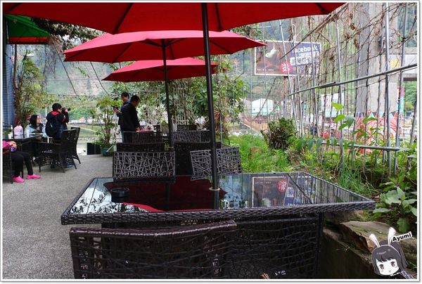 萬客香伴手禮:♥嘉義阿里山伴手禮♥來萬客香免費吃手工牛軋餅喝咖啡、推薦必買:牛軋餅/椰子球,旁邊還有天長地久橋,快來阿里山好玩又好吃喔~