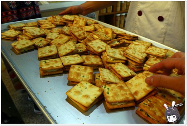 萬客香伴手禮:♥嘉義阿里山伴手禮♥來萬客香免費吃手工牛軋餅喝咖啡、推薦必買:牛軋餅/椰子球,旁邊還有天長地久橋,快來阿里山好玩又好吃喔~