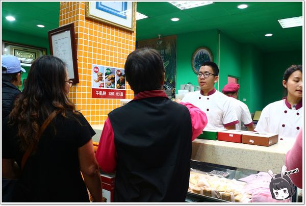 萬客香伴手禮:♥嘉義阿里山伴手禮♥來萬客香免費吃手工牛軋餅喝咖啡、推薦必買:牛軋餅/椰子球,旁邊還有天長地久橋,快來阿里山好玩又好吃喔~