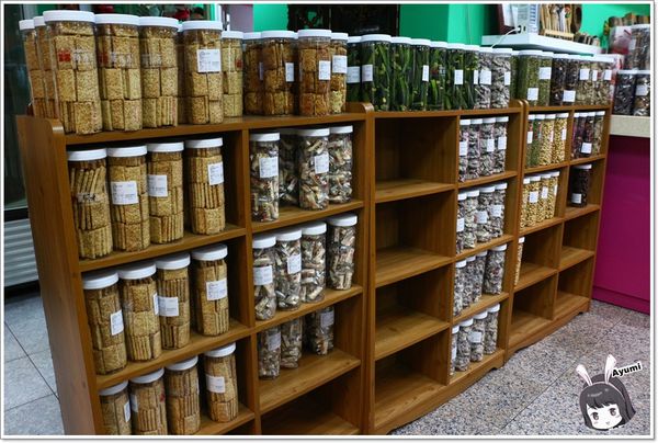 萬客香伴手禮:♥嘉義阿里山伴手禮♥來萬客香免費吃手工牛軋餅喝咖啡、推薦必買:牛軋餅/椰子球,旁邊還有天長地久橋,快來阿里山好玩又好吃喔~