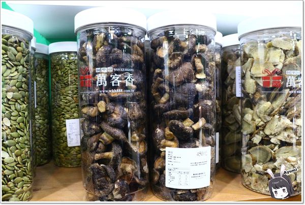 萬客香伴手禮:♥嘉義阿里山伴手禮♥來萬客香免費吃手工牛軋餅喝咖啡、推薦必買:牛軋餅/椰子球,旁邊還有天長地久橋,快來阿里山好玩又好吃喔~