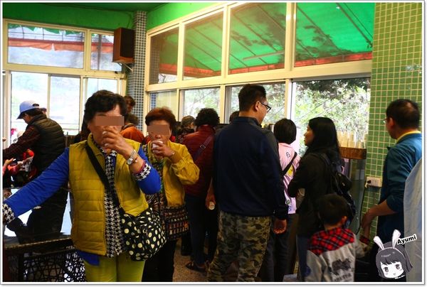 萬客香伴手禮:♥嘉義阿里山伴手禮♥來萬客香免費吃手工牛軋餅喝咖啡、推薦必買:牛軋餅/椰子球,旁邊還有天長地久橋,快來阿里山好玩又好吃喔~