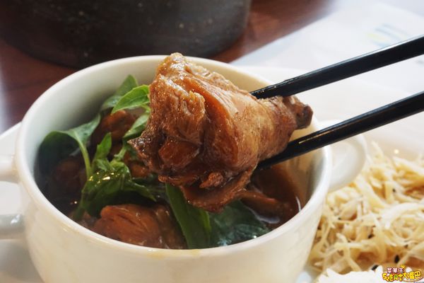 Art Lynn 無己之凡生活空間：三義美食景點特色餐廳》無己之凡生活空間菜單價位大公開！與變形金剛來個秘密約會的特色文創餐廳～苗栗三義必吃美食小吃餐廳推薦。