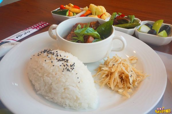 Art Lynn 無己之凡生活空間：三義美食景點特色餐廳》無己之凡生活空間菜單價位大公開！與變形金剛來個秘密約會的特色文創餐廳～苗栗三義必吃美食小吃餐廳推薦。