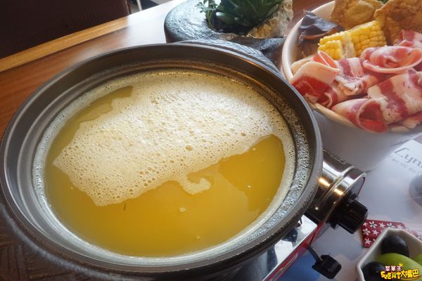 Art Lynn 無己之凡生活空間：三義美食景點特色餐廳》無己之凡生活空間菜單價位大公開！與變形金剛來個秘密約會的特色文創餐廳～苗栗三義必吃美食小吃餐廳推薦。