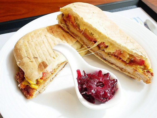 Art Lynn 無己之凡生活空間：Art Lynn 無己之凡生活空間-苗栗三義世外桃源  環保藝術在這邊體現  諾大的空間除了用餐還有許多藝術品可以欣賞