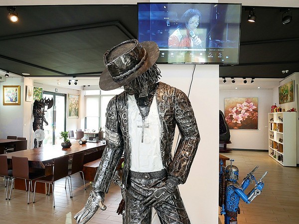 Art Lynn 無己之凡生活空間：Art Lynn 無己之凡生活空間-苗栗三義世外桃源  環保藝術在這邊體現  諾大的空間除了用餐還有許多藝術品可以欣賞