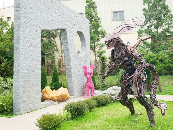 Art Lynn 無己之凡生活空間：Art Lynn 無己之凡生活空間-苗栗三義世外桃源  環保藝術在這邊體現  諾大的空間除了用餐還有許多藝術品可以欣賞