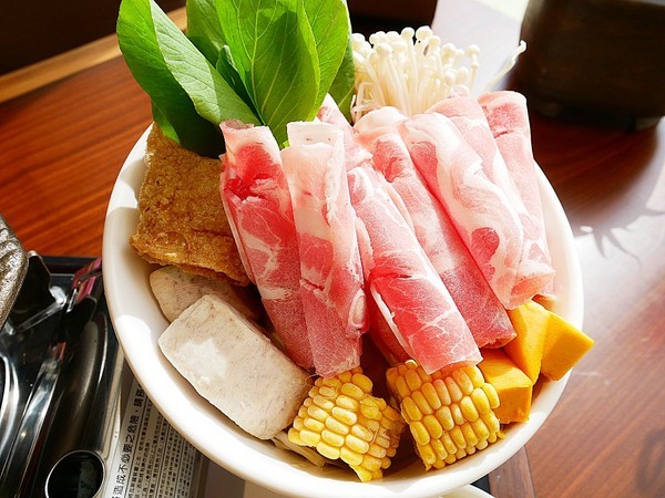 Art Lynn 無己之凡生活空間：Art Lynn 無己之凡生活空間-苗栗三義世外桃源  環保藝術在這邊體現  諾大的空間除了用餐還有許多藝術品可以欣賞