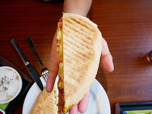 Art Lynn 無己之凡生活空間：Art Lynn 無己之凡生活空間-苗栗三義世外桃源  環保藝術在這邊體現  諾大的空間除了用餐還有許多藝術品可以欣賞