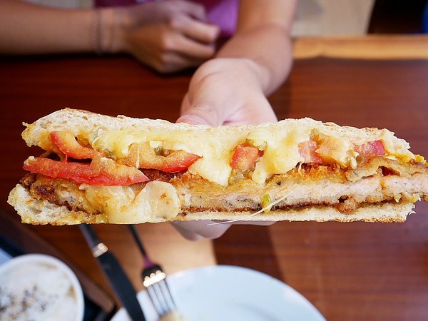 Art Lynn 無己之凡生活空間：Art Lynn 無己之凡生活空間-苗栗三義世外桃源  環保藝術在這邊體現  諾大的空間除了用餐還有許多藝術品可以欣賞