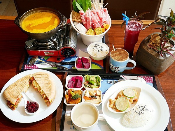 Art Lynn 無己之凡生活空間：Art Lynn 無己之凡生活空間-苗栗三義世外桃源  環保藝術在這邊體現  諾大的空間除了用餐還有許多藝術品可以欣賞