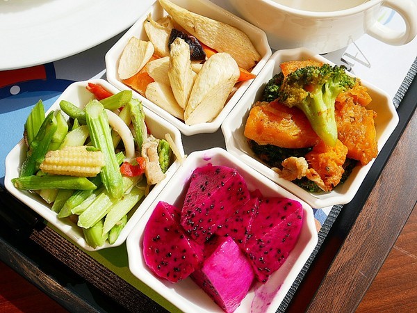 Art Lynn 無己之凡生活空間：Art Lynn 無己之凡生活空間-苗栗三義世外桃源  環保藝術在這邊體現  諾大的空間除了用餐還有許多藝術品可以欣賞