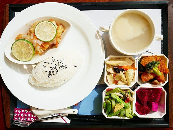 Art Lynn 無己之凡生活空間：Art Lynn 無己之凡生活空間-苗栗三義世外桃源  環保藝術在這邊體現  諾大的空間除了用餐還有許多藝術品可以欣賞