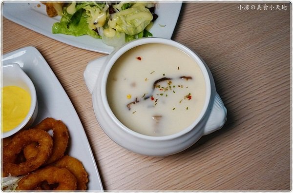 咖司果Kasgo：台中北屯』Kasgo咖司果║崇德路複合式美食，獨創火山麻辣龍蝦、牛排義大利麵，小資族的最愛~