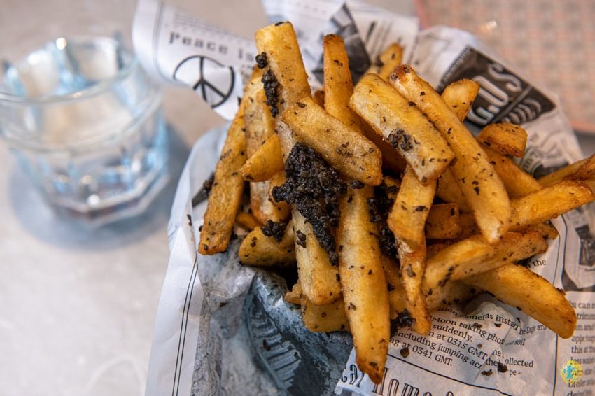 大直美食》棧 F.M.L Cafe 花樣拿鐵 - 夢幻浪漫的花草森林 視覺系設計的 FML Cafe - 時空幻境 凌雲江海清