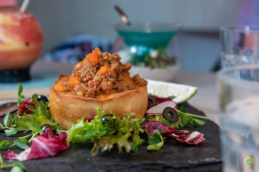 大直美食》棧 F.M.L Cafe 花樣拿鐵 - 夢幻浪漫的花草森林 視覺系設計的 FML Cafe - 時空幻境 凌雲江海清