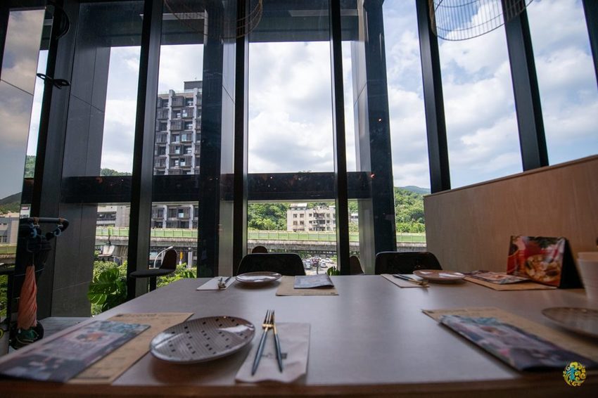 大直美食》棧 F.M.L Cafe 花樣拿鐵 - 夢幻浪漫的花草森林 視覺系設計的 FML Cafe - 時空幻境 凌雲江海清