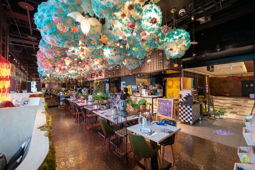 大直美食》棧 F.M.L Cafe 花樣拿鐵 - 夢幻浪漫的花草森林 視覺系設計的 FML Cafe - 時空幻境 凌雲江海清