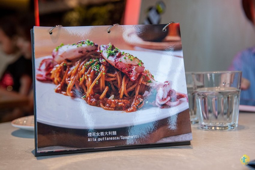 大直美食》棧 F.M.L Cafe 花樣拿鐵 - 夢幻浪漫的花草森林 視覺系設計的 FML Cafe - 時空幻境 凌雲江海清