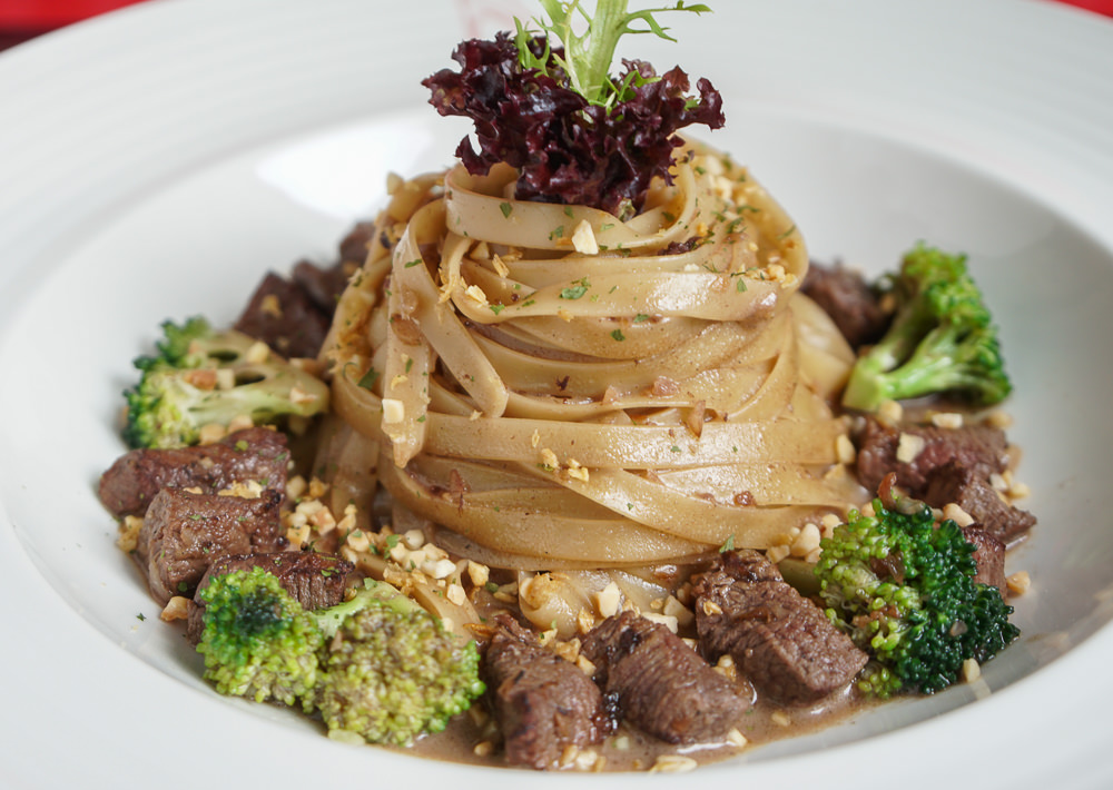 [高雄]秘蜜基地Bestie ltalian-萌萌高跟鞋主題!網美打卡超夯義大利餐廳 - 美食好芃友