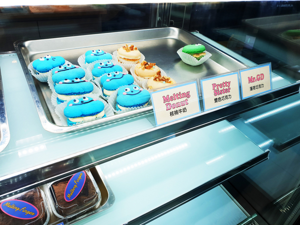 Meltingfinger舔舔手:♪科技大樓。Meltingfinger舔舔手甜點店♬ 玉米濃湯馬卡龍、柴犬馬卡龍
