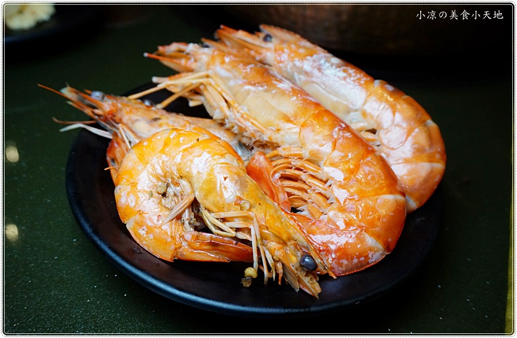 台中火鍋推薦』哈波火鍋 濕式熟成冷藏肉專門║水草燈工業風，另類棉花糖壽喜鍋、握壽司入火鍋？生猛海鮮活跳跳上桌！ - 小凉的美食小天地