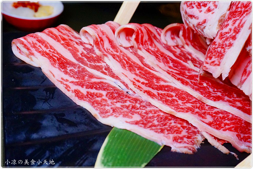 台中火鍋推薦』哈波火鍋 濕式熟成冷藏肉專門║水草燈工業風，另類棉花糖壽喜鍋、握壽司入火鍋？生猛海鮮活跳跳上桌！ - 小凉的美食小天地