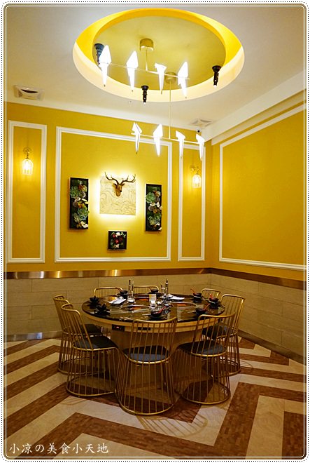 台中火鍋推薦』哈波火鍋 濕式熟成冷藏肉專門║水草燈工業風，另類棉花糖壽喜鍋、握壽司入火鍋？生猛海鮮活跳跳上桌！ - 小凉的美食小天地