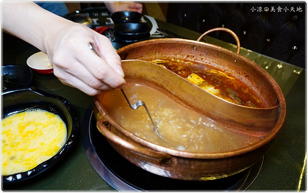 台中火鍋推薦』哈波火鍋 濕式熟成冷藏肉專門║水草燈工業風，另類棉花糖壽喜鍋、握壽司入火鍋？生猛海鮮活跳跳上桌！ - 小凉的美食小天地