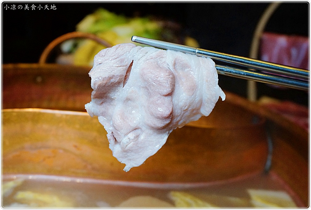 台中火鍋推薦』哈波火鍋 濕式熟成冷藏肉專門║水草燈工業風，另類棉花糖壽喜鍋、握壽司入火鍋？生猛海鮮活跳跳上桌！ - 小凉的美食小天地