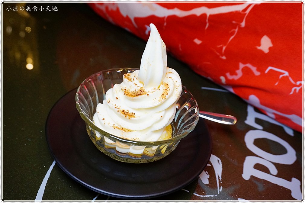 台中火鍋推薦』哈波火鍋 濕式熟成冷藏肉專門║水草燈工業風，另類棉花糖壽喜鍋、握壽司入火鍋？生猛海鮮活跳跳上桌！ - 小凉的美食小天地