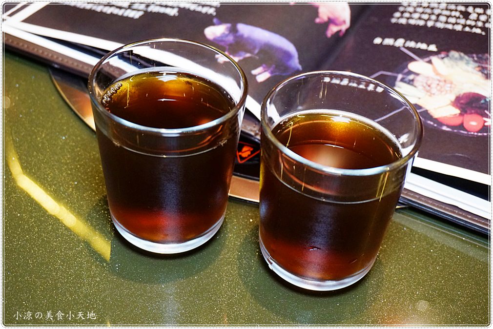 台中火鍋推薦』哈波火鍋 濕式熟成冷藏肉專門║水草燈工業風，另類棉花糖壽喜鍋、握壽司入火鍋？生猛海鮮活跳跳上桌！ - 小凉的美食小天地