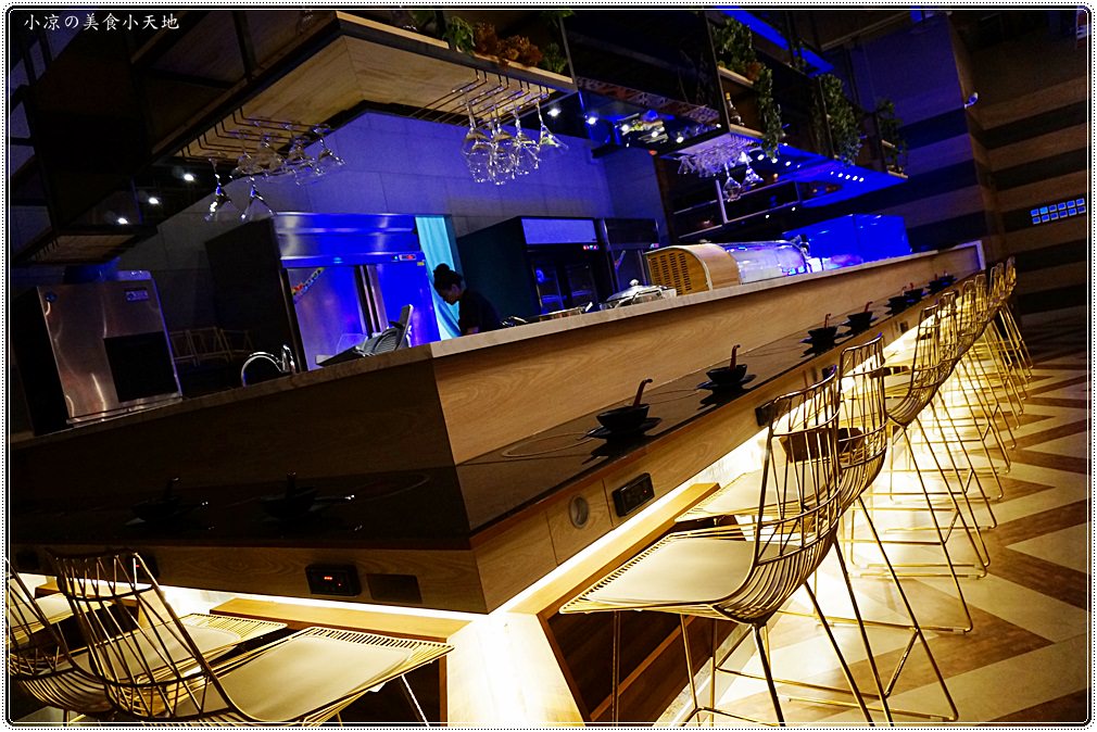 台中火鍋推薦』哈波火鍋 濕式熟成冷藏肉專門║水草燈工業風，另類棉花糖壽喜鍋、握壽司入火鍋？生猛海鮮活跳跳上桌！ - 小凉的美食小天地