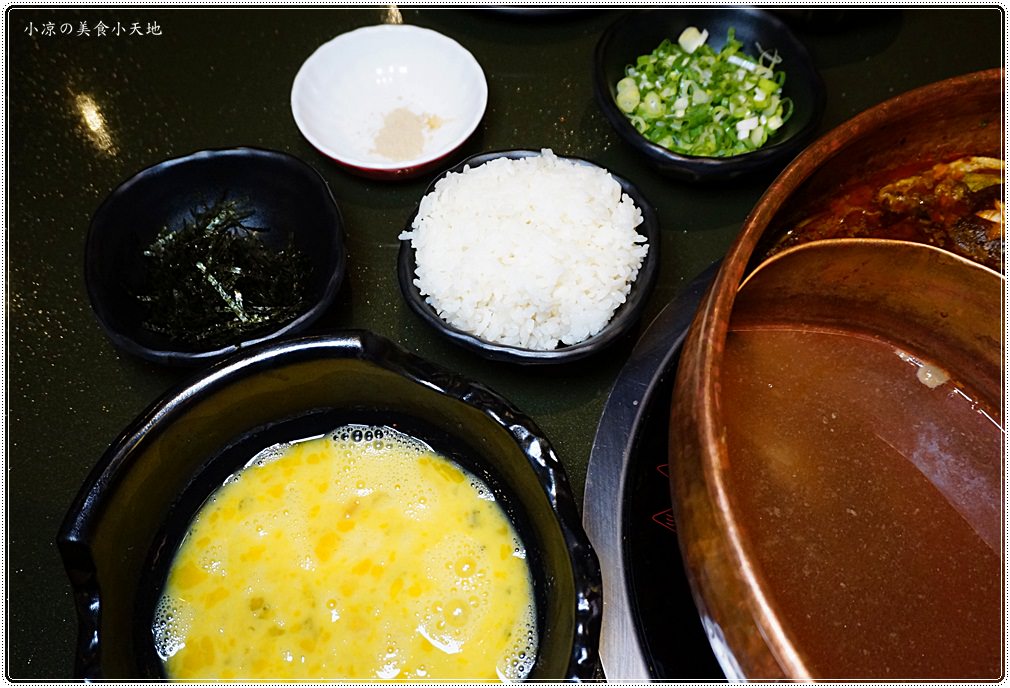 台中火鍋推薦』哈波火鍋 濕式熟成冷藏肉專門║水草燈工業風，另類棉花糖壽喜鍋、握壽司入火鍋？生猛海鮮活跳跳上桌！ - 小凉的美食小天地