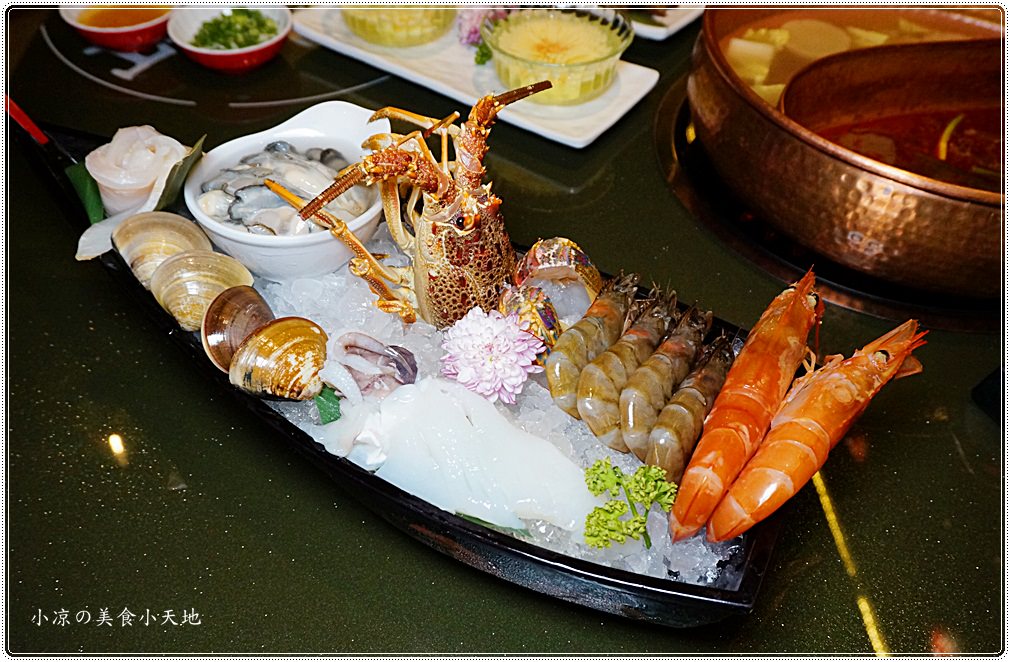 台中火鍋推薦』哈波火鍋 濕式熟成冷藏肉專門║水草燈工業風，另類棉花糖壽喜鍋、握壽司入火鍋？生猛海鮮活跳跳上桌！ - 小凉的美食小天地