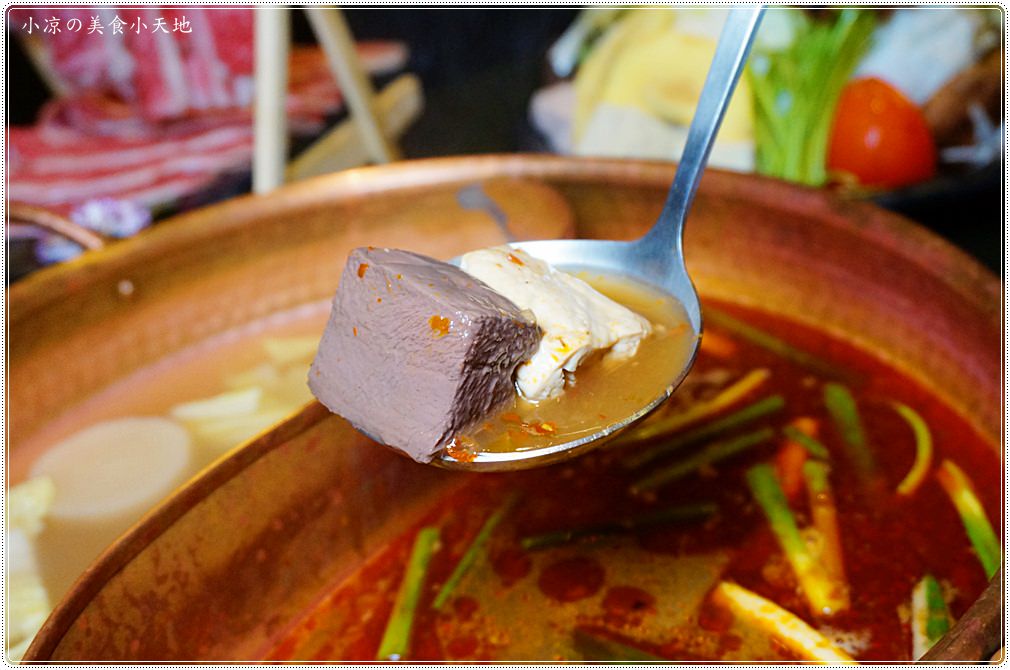 台中火鍋推薦』哈波火鍋 濕式熟成冷藏肉專門║水草燈工業風，另類棉花糖壽喜鍋、握壽司入火鍋？生猛海鮮活跳跳上桌！ - 小凉的美食小天地